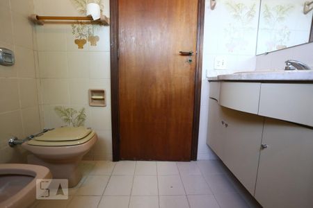 Casa de condomínio para alugar com 325m², 3 quartos e 5 vagasBanheiro Social