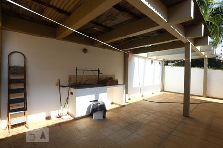 Casa de condomínio para alugar com 325m², 3 quartos e 5 vagasChurrasqueira
