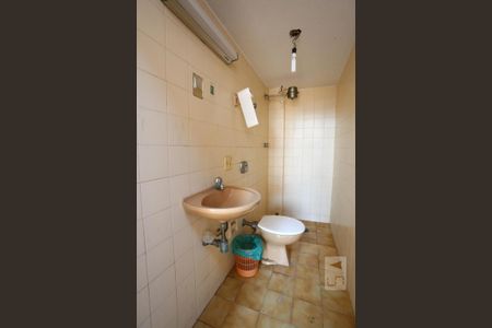 Casa de condomínio para alugar com 325m², 3 quartos e 5 vagasBanheiro de Serviço