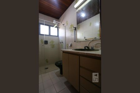 Casa de condomínio para alugar com 325m², 3 quartos e 5 vagasBanheiro da Suíte