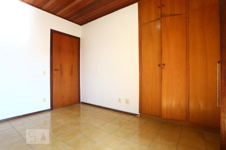 Casa de condomínio para alugar com 325m², 3 quartos e 5 vagasQuarto 2