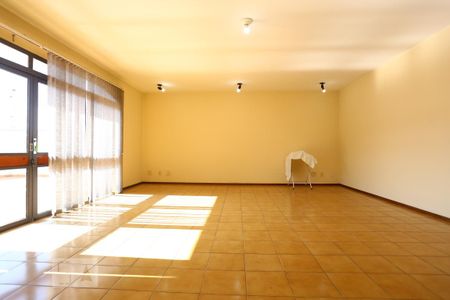 Sala de casa de condomínio para alugar com 3 quartos, 325m² em Cidade São Francisco, São Paulo