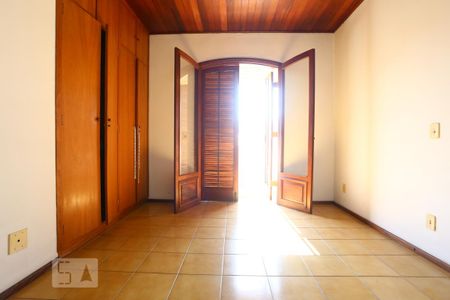 Casa de condomínio para alugar com 325m², 3 quartos e 5 vagasQuarto 2