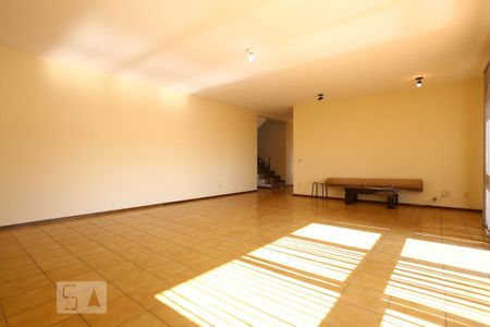 Sala de casa de condomínio para alugar com 3 quartos, 325m² em Cidade São Francisco, São Paulo