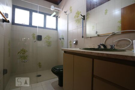 Casa de condomínio para alugar com 325m², 3 quartos e 5 vagasBanheiro da Suíte