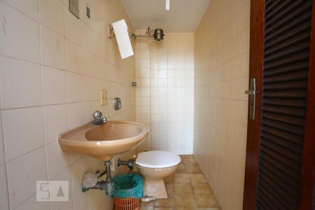 Casa de condomínio para alugar com 325m², 3 quartos e 5 vagasBanheiro de Serviço