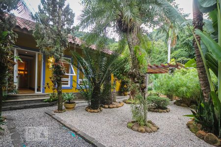 Casa de condomínio à venda com 267m², 3 quartos e 2 vagasQuintal