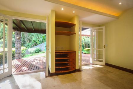 Sala de casa de condomínio à venda com 3 quartos, 267m² em Itanhangá, Rio de Janeiro