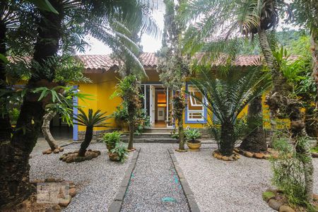 Casa de condomínio à venda com 267m², 3 quartos e 2 vagasQuintal