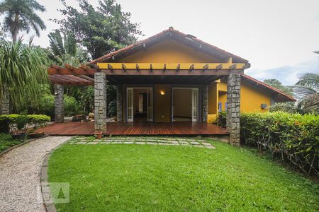 Casa de condomínio à venda com 267m², 3 quartos e 2 vagasQuintal