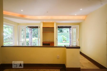 Sala de casa de condomínio à venda com 3 quartos, 267m² em Itanhangá, Rio de Janeiro