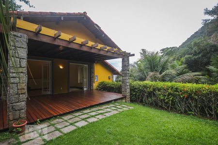 Casa de condomínio à venda com 267m², 3 quartos e 2 vagasQuintal