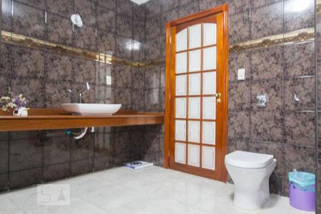 Casa à venda com 350m², 3 quartos e 3 vagasBanheiro da Suíte