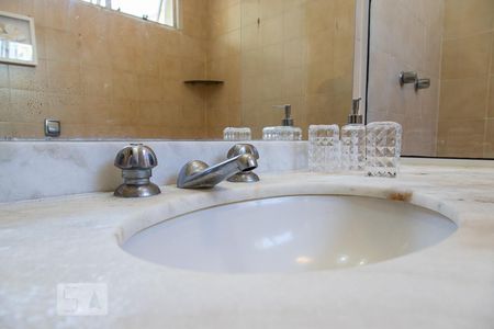 Casa de condomínio à venda com 470m², 6 quartos e 4 vagasBanheiro social