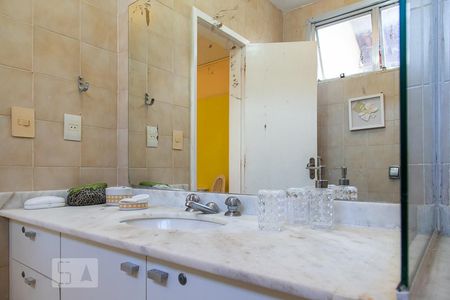 Casa de condomínio à venda com 470m², 6 quartos e 4 vagasBanheiro social