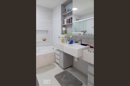 Casa de condomínio à venda com 470m², 6 quartos e 4 vagasBanheiro suíte 1