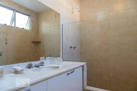 Casa de condomínio à venda com 470m², 6 quartos e 4 vagasBanheiro social