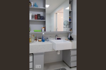 Casa de condomínio à venda com 470m², 6 quartos e 4 vagasBanheiro suíte 1