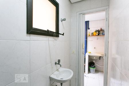 Casa de condomínio à venda com 155m², 3 quartos e 3 vagasBanheiro de Serviço