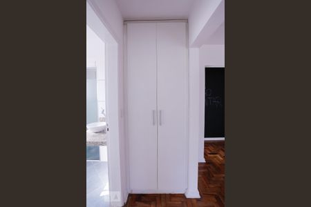 Corredor de apartamento para alugar com 1 quarto, 51m² em Vila Anglo Brasileira, São Paulo