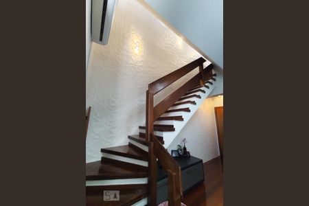 Apartamento à venda com 217m², 2 quartos e 2 vagasEscada