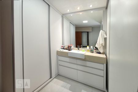 Apartamento à venda com 217m², 2 quartos e 2 vagasBanheiro e closet Quarto 2 suíte
