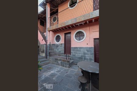 Casa para alugar com 360m², 4 quartos e 1 vagaBarracões nos fundos