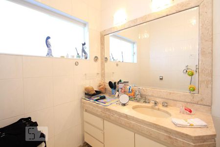 Casa à venda com 350m², 3 quartos e 4 vagasBanheiro 2