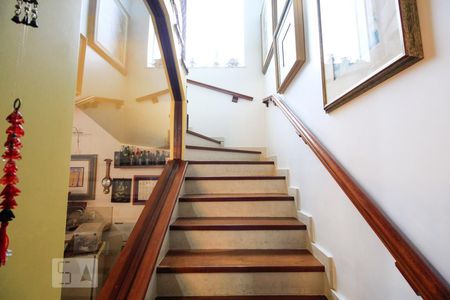 Casa à venda com 350m², 3 quartos e 4 vagasEscada