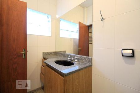Casa à venda com 350m², 3 quartos e 4 vagasEdícula - Banheiro