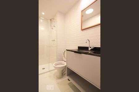 Banheiro de kitnet/studio para alugar com 1 quarto, 26m² em Indianópolis, São Paulo