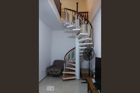 Escada de casa à venda com 3 quartos, 240m² em Bonfim, Osasco