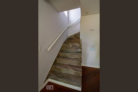 Casa à venda com 250m², 4 quartos e 2 vagasescada acesso dormitorios
