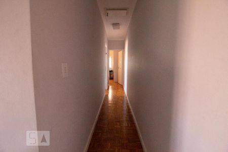 Casa à venda com 250m², 4 quartos e 2 vagasCorredor acesso quartos