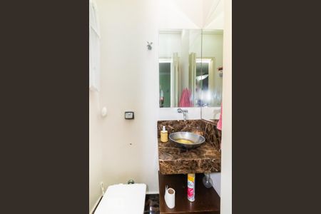 Casa de condomínio à venda com 138m², 3 quartos e 2 vagasLavabo