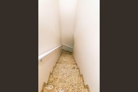 Casa de condomínio à venda com 138m², 3 quartos e 2 vagasEscada