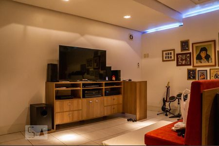 Sala de TV de casa de condomínio para alugar com 4 quartos, 260m² em Boa Vista, Porto Alegre