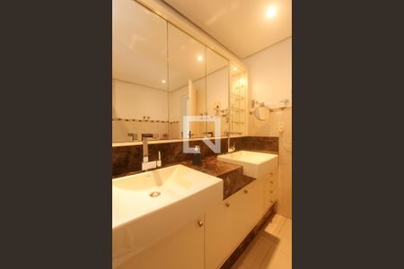 Casa de condomínio à venda com 260m², 4 quartos e 2 vagasBanheiro suite 