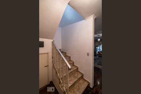 Escada para o segundo pavimento de casa à venda com 3 quartos, 150m² em Vila Madalena, São Paulo