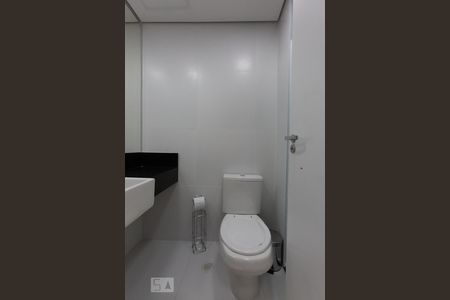 Banheiro de kitnet/studio para alugar com 1 quarto, 24m² em Indianópolis, São Paulo