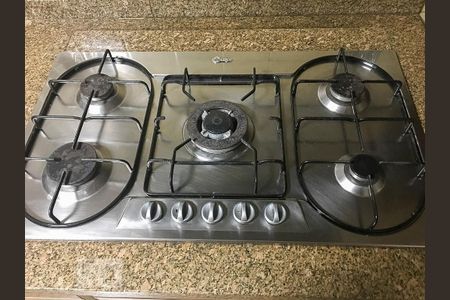 Casa à venda com 250m², 4 quartos e 6 vagasCozinha - Fogão