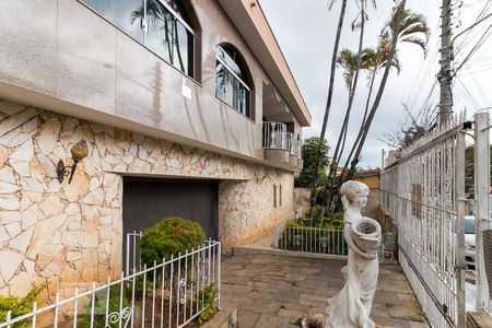 Casa para alugar com 1500m², 6 quartos e 10 vagasJardim e frente da casa