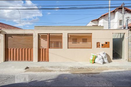 Casa para alugar com 45m², 2 quartos e sem vaga Casa para alugar com 45m², 2 quartos e sem vagaFachada