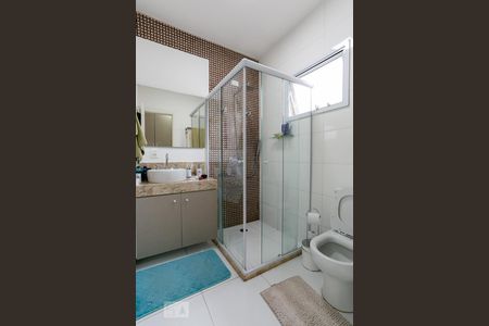 Casa de condomínio à venda com 275m², 3 quartos e 3 vagas Casa de condomínio à venda com 275m², 3 quartos e 3 vagasBanheiro da Suíte 1