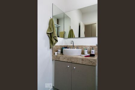 Casa de condomínio à venda com 275m², 3 quartos e 3 vagas Casa de condomínio à venda com 275m², 3 quartos e 3 vagasBanheiro da Suíte 1