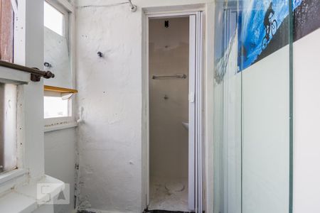 Banheiro de apartamento à venda com 1 quarto, 40m² em São João, Porto Alegre