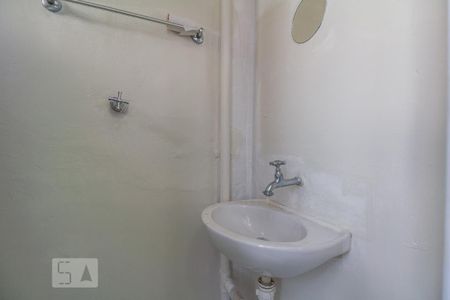 Banheiro de apartamento à venda com 1 quarto, 40m² em São João, Porto Alegre
