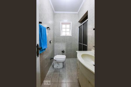 Casa à venda com 450m², 4 quartos e 6 vagasBanheiro da Suíte 2