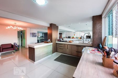 Casa à venda com 450m², 4 quartos e 6 vagasCozinha