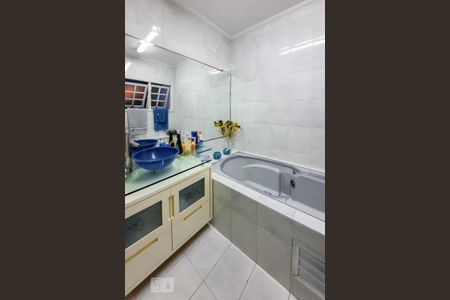 Casa à venda com 450m², 4 quartos e 6 vagasBanheiro da Suíte 1